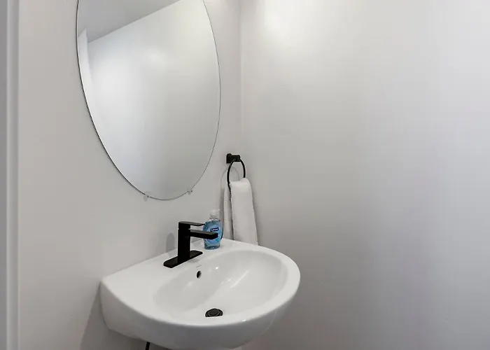 Apartment Landing - 2121 Phoenix