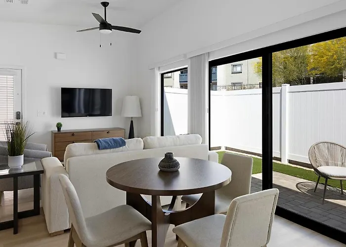 Landing - 2121 Apartment
